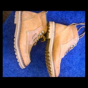 Sports suave camel color boots basically new
